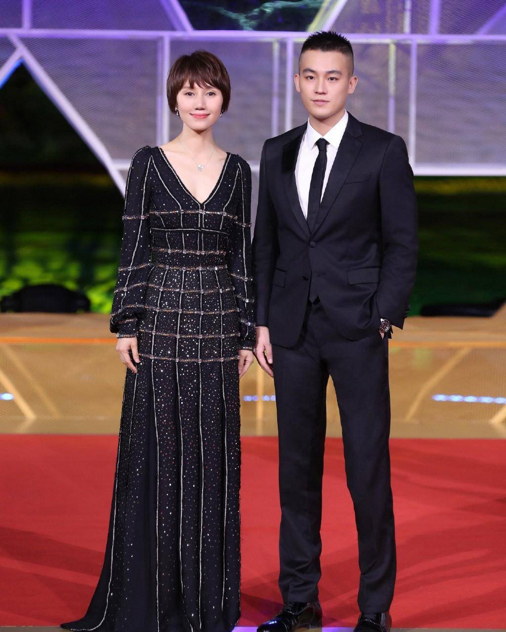 今穿蓝色工装外套配鸭舌帽,比心姿势太呆萌_白色_比例_欧豪