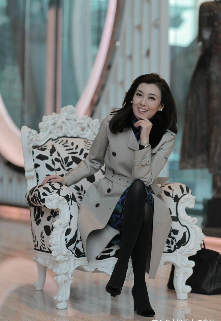 被称电视最美女主持,因身材太时尚被警告多次,如今低调嫁豪门!