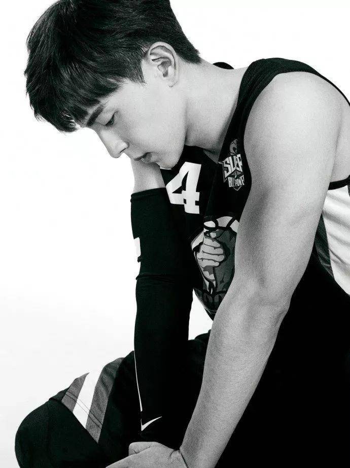 邓伦罕见被拍,挽男性友人胳膊似热恋中的情侣_身材_肌肉_健身