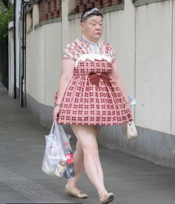 上海50岁公主走红，长相酷似林允，爱穿洛丽塔，网友直呼，没眼看  第10张