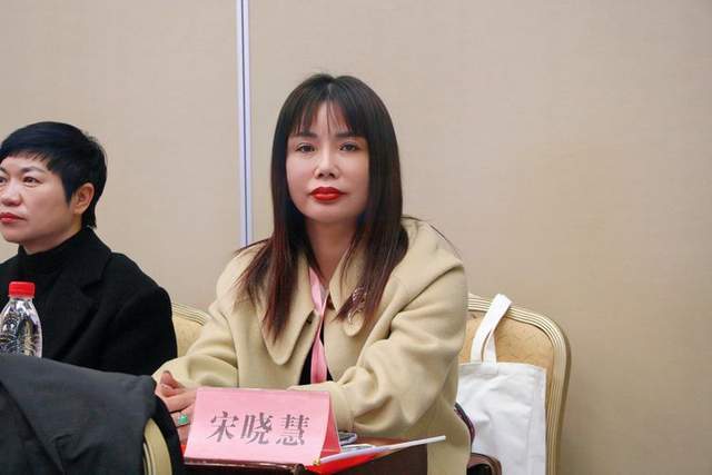 天中达凯建材总经理宋晓慧被授予驻马店市女企业家协会"会员单位"牌匾