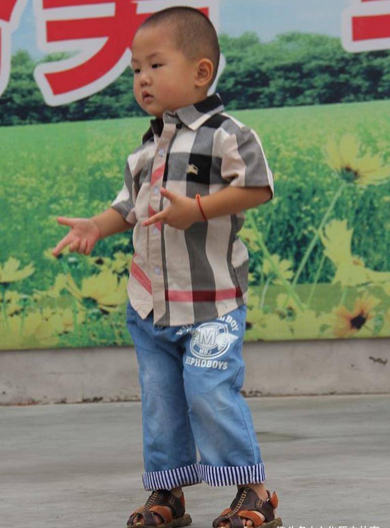 3岁上舞台年赚百万,不上学成为父母赚钱工具,如今9岁成此般_张俊豪