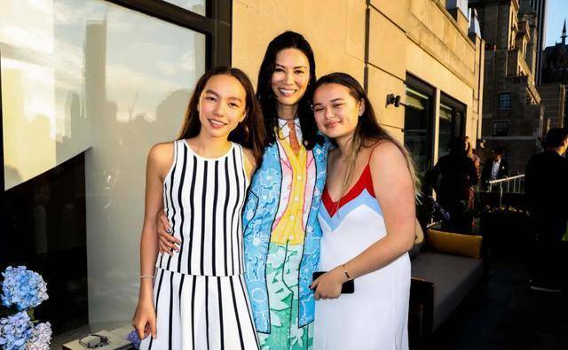 心机女人邓文迪,凭心机跻身时尚圈,但不可否认她真的是个好妈妈