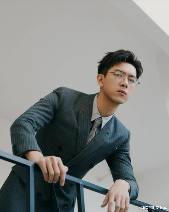 额前八字刘海又超级修饰脸型,更显李现脸小