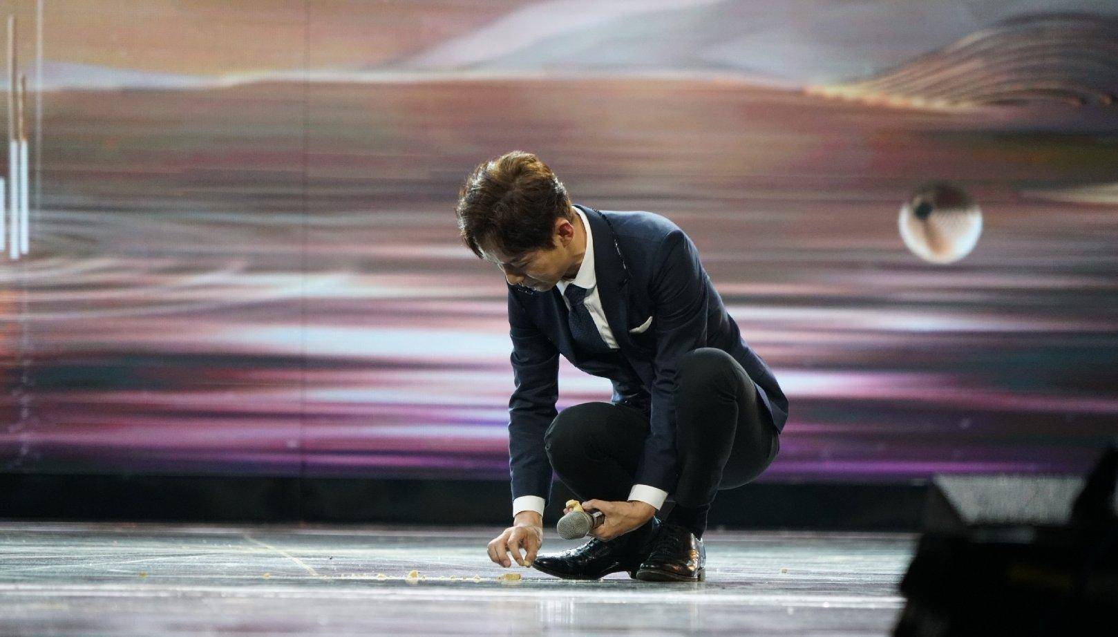 81岁陈铎赞何炅:莫见乎隐,莫显乎微,当如是乎!_互动_饼干_残渣