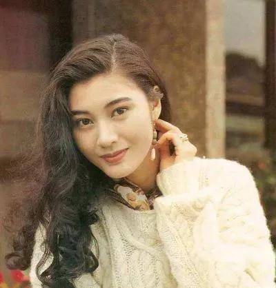 李嘉欣是一个标准的混血儿,父亲是香港出生的葡萄牙人,母亲是上海人