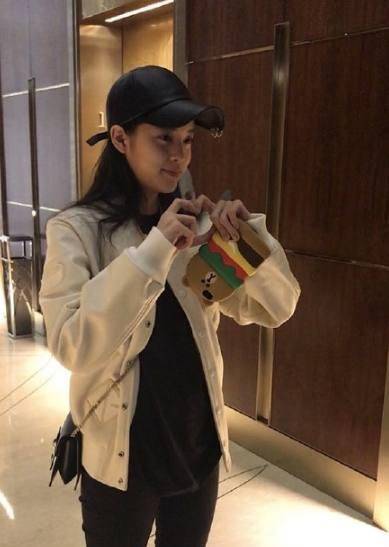 娜比现身的时候身穿黑色的t恤打底,白色的外套精神抖擞!