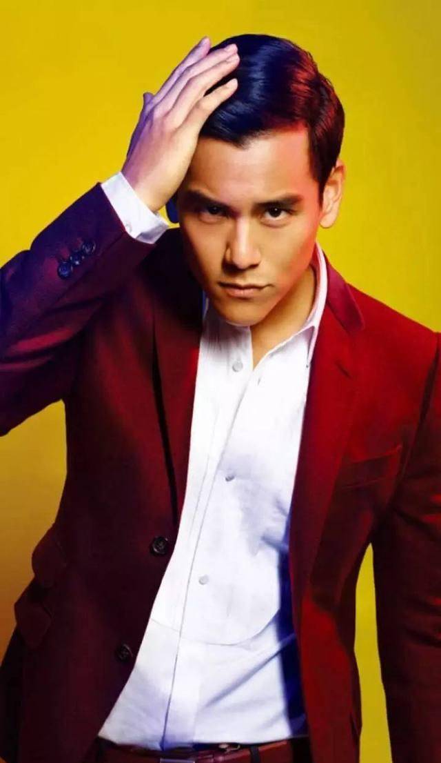 小编想说的是这期介绍的彭于晏的穿搭真的都是基本款的搭配,基本款