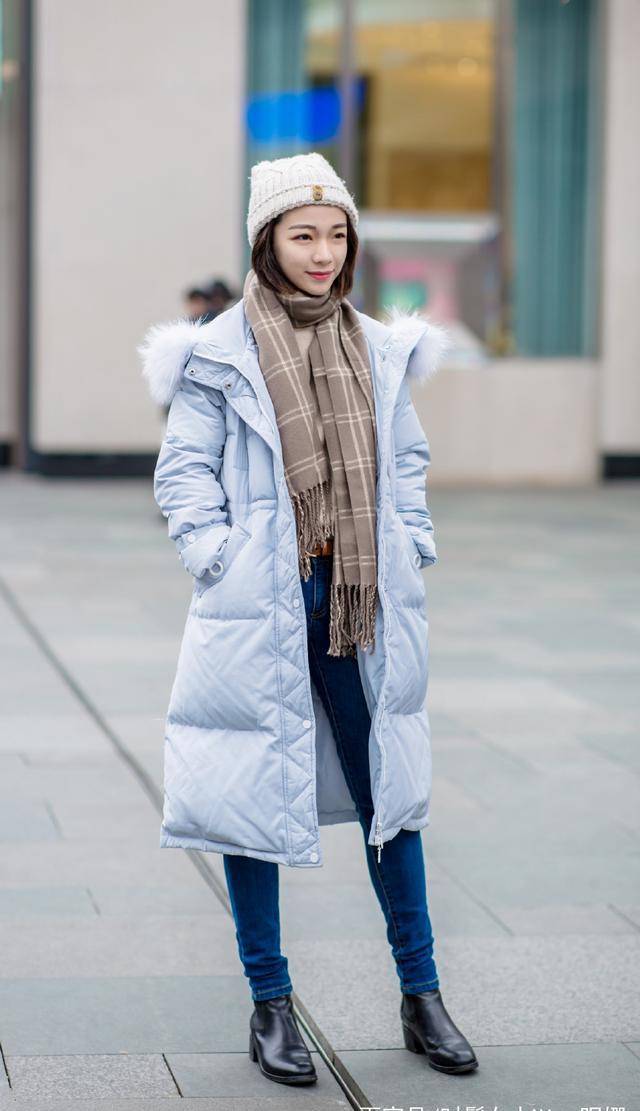 美女穿上保命的长款羽绒服很有范儿,怕冷星人冬日必备_黑色_白色_姐姐