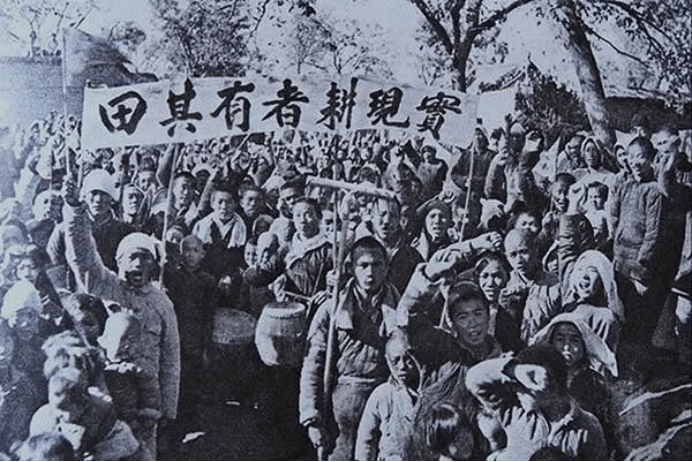 红军便会召开群众大会,让当地民众举报欺压百姓的土豪劣绅,然后再"打