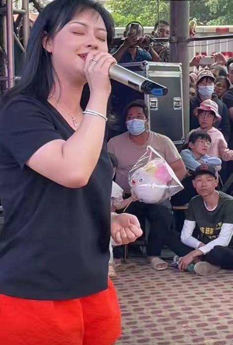 "阿香"郑钤丹现身,路人却认不出他来,网友:八姑不在吗?