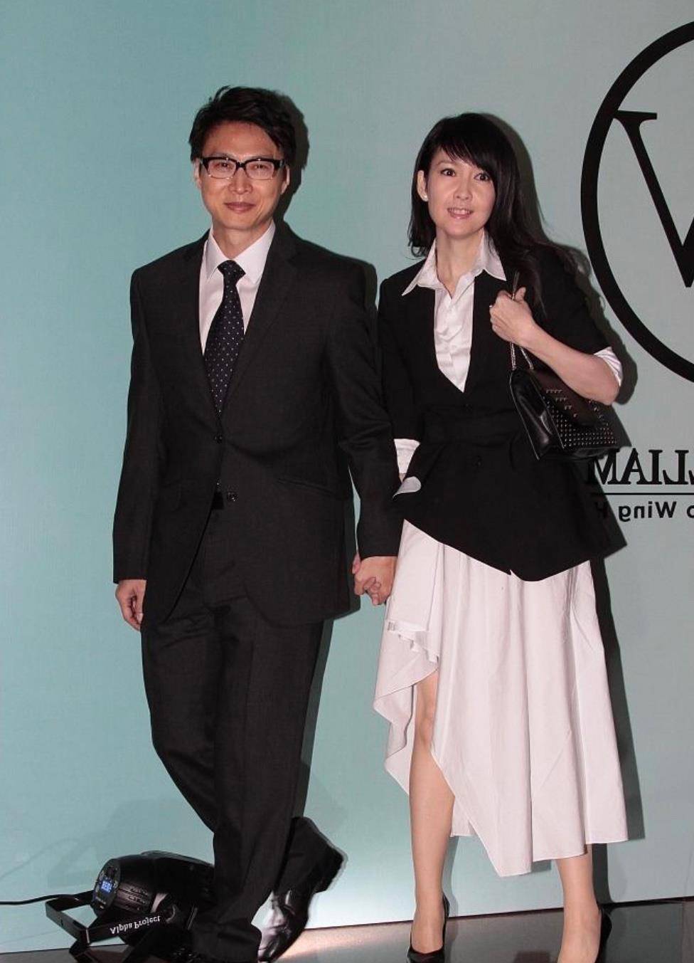 周慧敏和老公合体亮相,白裙飘飘魅力无限_白色_女生_气质
