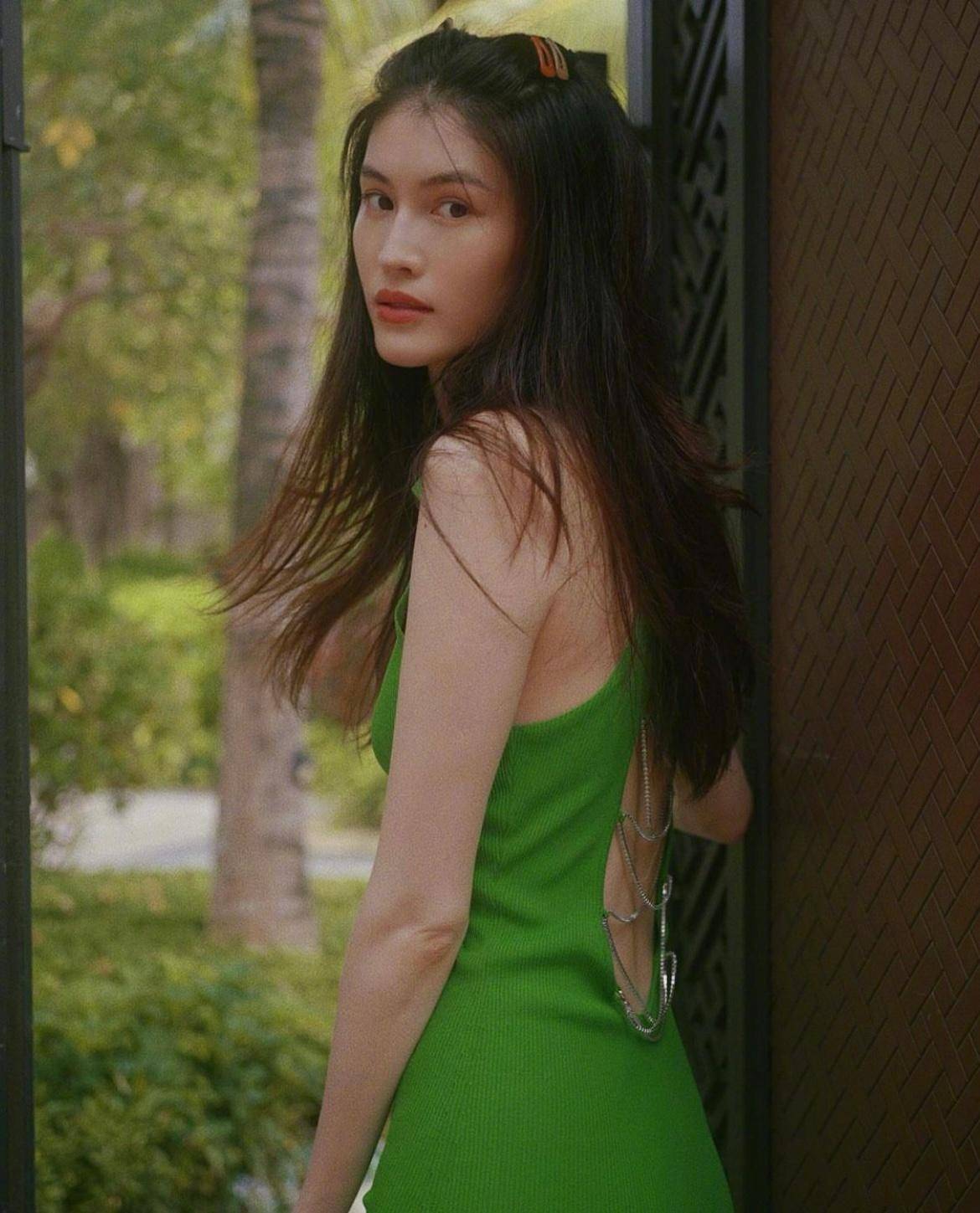 何穗紧身连衣裙秀s曲线,大露背任谁看了都上头_肌肤_气质_身材