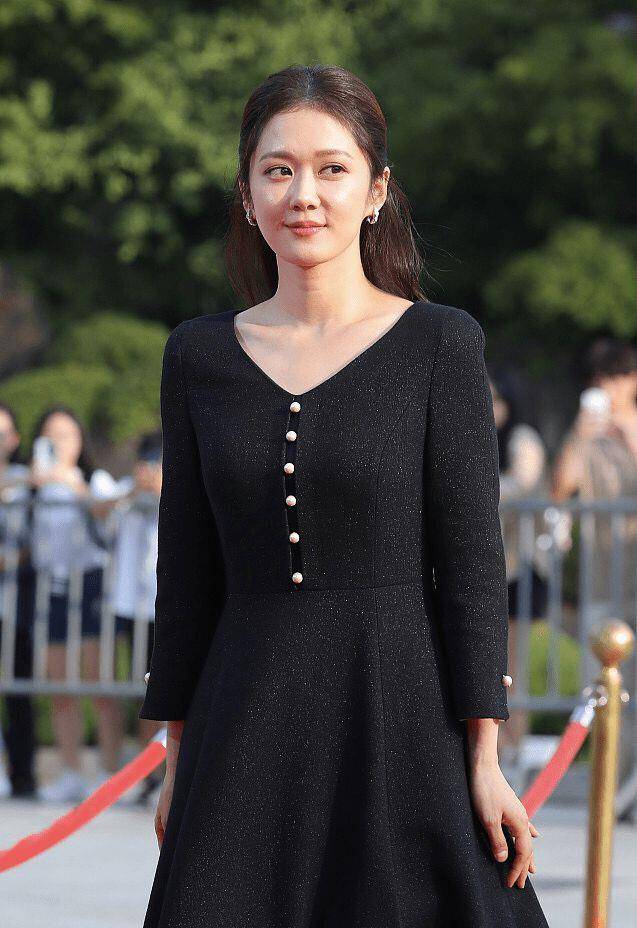 张娜拉真是没变,40岁童颜依旧,穿黑色连衣裙美回"刁蛮公主"_设计_女性
