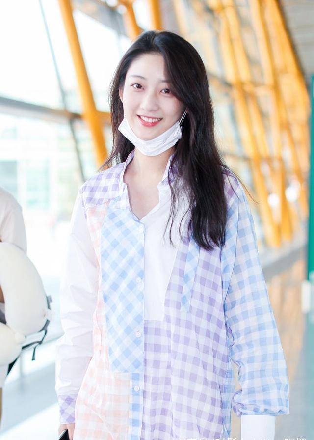 戚砚笛撞衫舒淇,少女和女神的碰撞,美白肤质和身材让人眼前一亮_味道