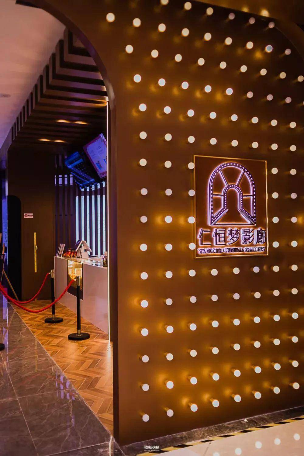 和小伙伴逛吃逛喝尽情打卡网红餐厅,逛累了再到仁恒梦影廊看场电影