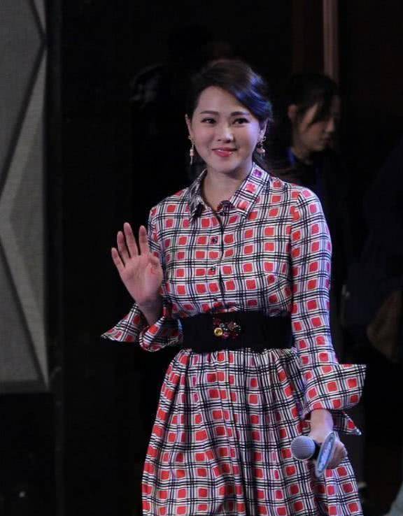 伊能静真是啥身材都能驾驭,胖点看着更贵气,肉颤颤的样子更美_腰带