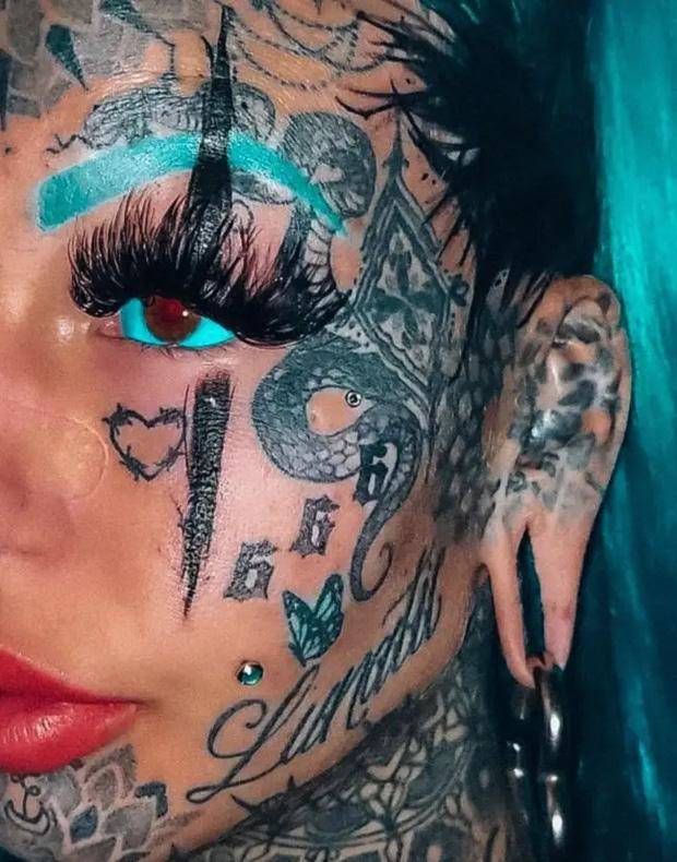 被称为"魔鬼"的女孩,纹身遍布全身98%面积,脸部也不放过_德克萨斯州