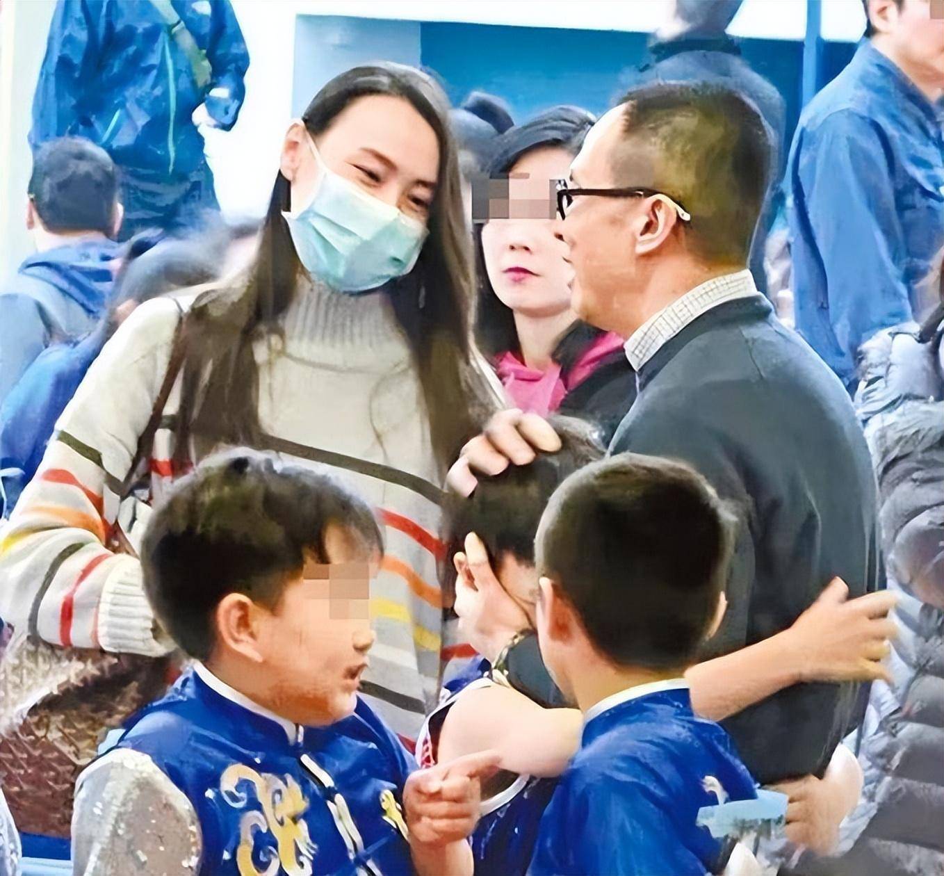梁洛施素颜上街买水果,被网友大赞状态好!和李泽楷关系相处融洽