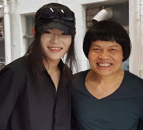 八两金:和3名美女同睡,女友比儿子还小,房间摆满摄像机是情趣_因为