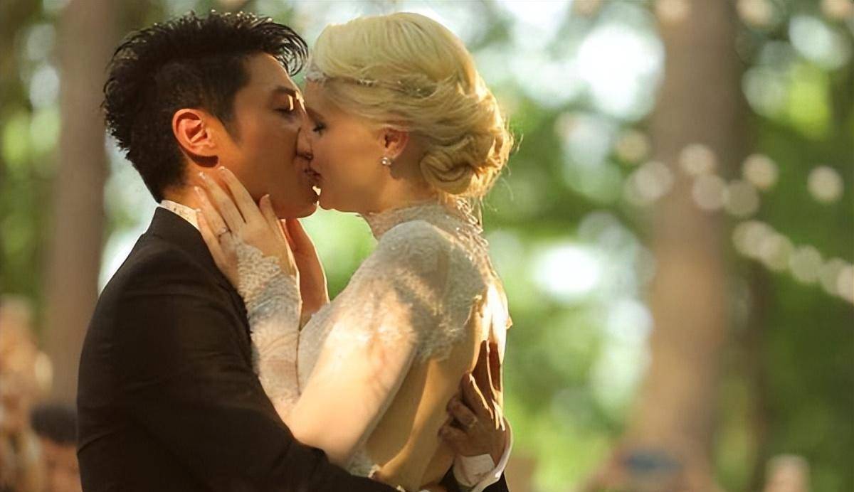 撒贝宁全家福曝光,妹妹颜值抢镜妻子李白躲后面,龙凤胎爱做怪脸_网友