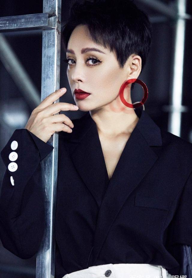 宁静终于瘦了,46岁的她穿西装绑带裤,看到她的耳环,我又沉默了_造型