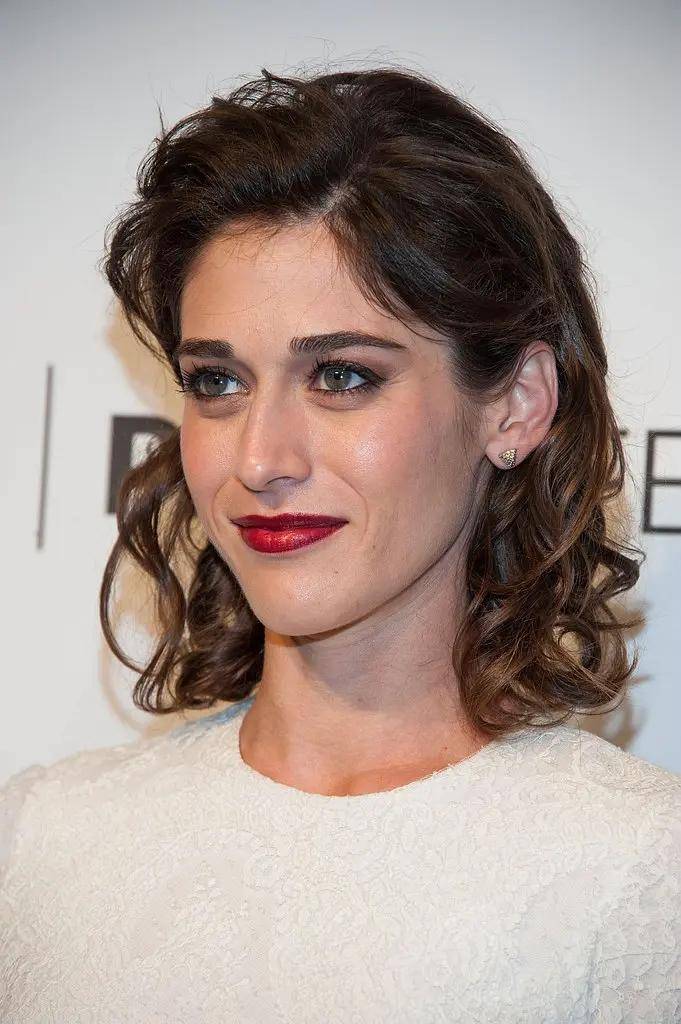 《贱女孩》中粗野女孩珍妮丝饰演者丽兹卡潘的两部大尺度美剧推荐