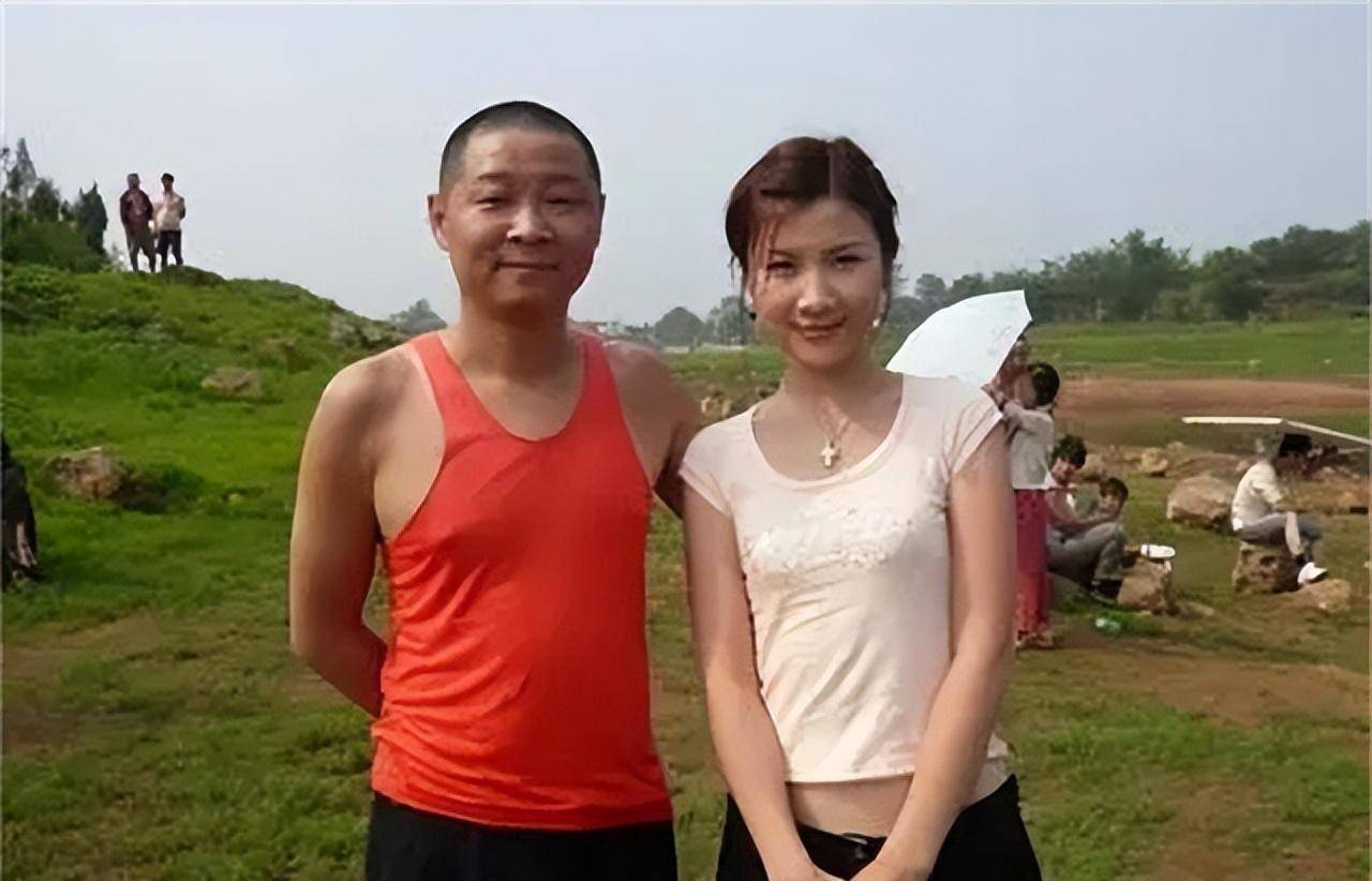 54岁三德子近况,娶小15岁名模当娇妻,如今隐居山林养鸡身家过亿_赵亮