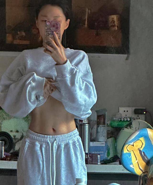 金靖晒出健身照秀身材,直角肩和腹肌超吸睛,网友调侃他是虾米女友