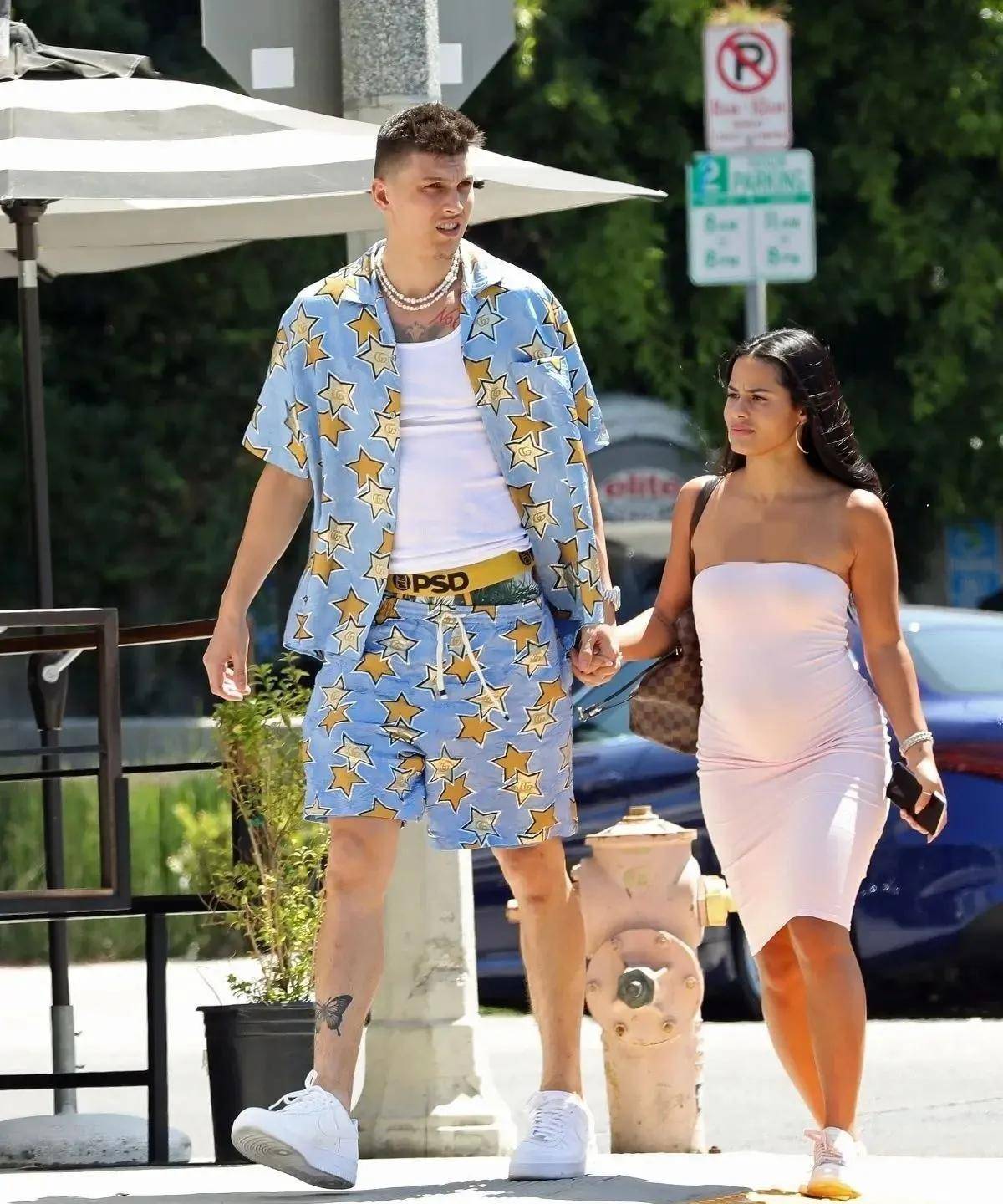 nba球星泰勒希罗和怀二胎女友和好 牵手逛街秀恩爱_katya_elise_henry