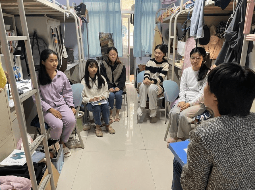 女大学生凌晨点灯学习起冲突,热心网友来帮忙,寝室应该是集体的_女生