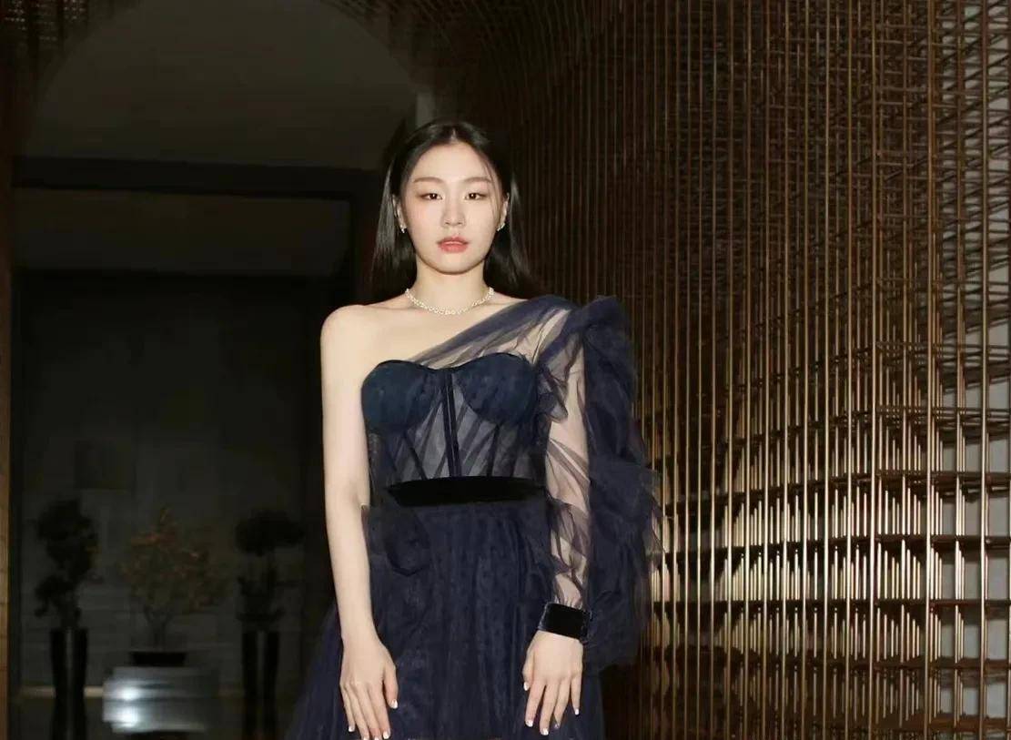 金靖晒健身照秀身材,直角肩腹肌超吸睛,被网友调侃是虾系女友_郭敬明