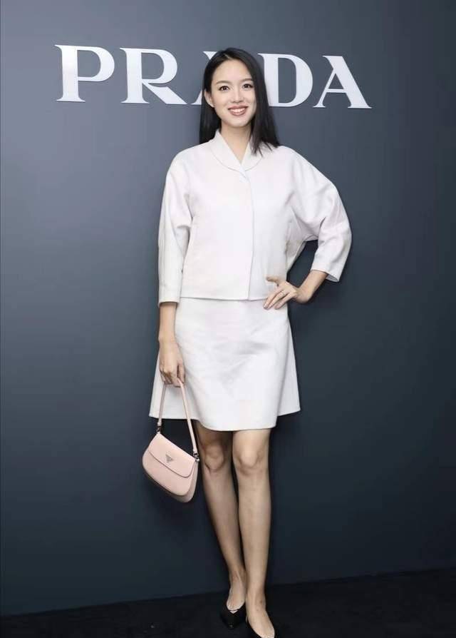 张梓琳挺孕肚参加央视超模团,穿羽绒服难掩浮肿身材,撞脸董璇了_气质