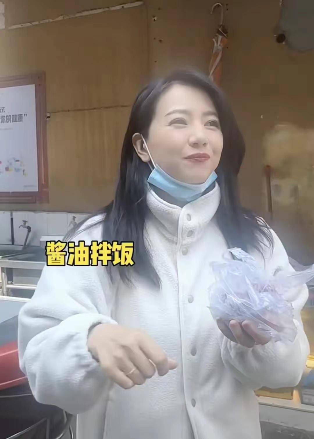 高圆圆大口吃饭团太阳穴都鼓起来了,颜值超高,是真没女神包袱呀!