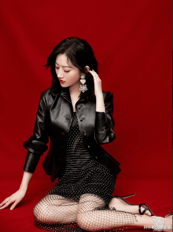 渔网裙搭配黑色皮衣,景甜女神的优雅跪姿,网友:太诱人!