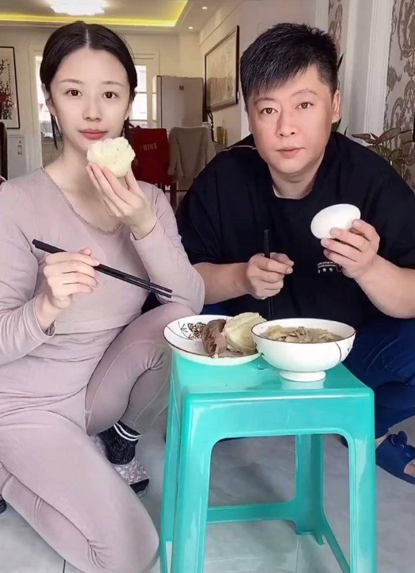 永强塑料凳当饭桌,蹲地啃馍太简朴,娇妻穿紧身衣姿势尴尬_贺树峰_杨晨