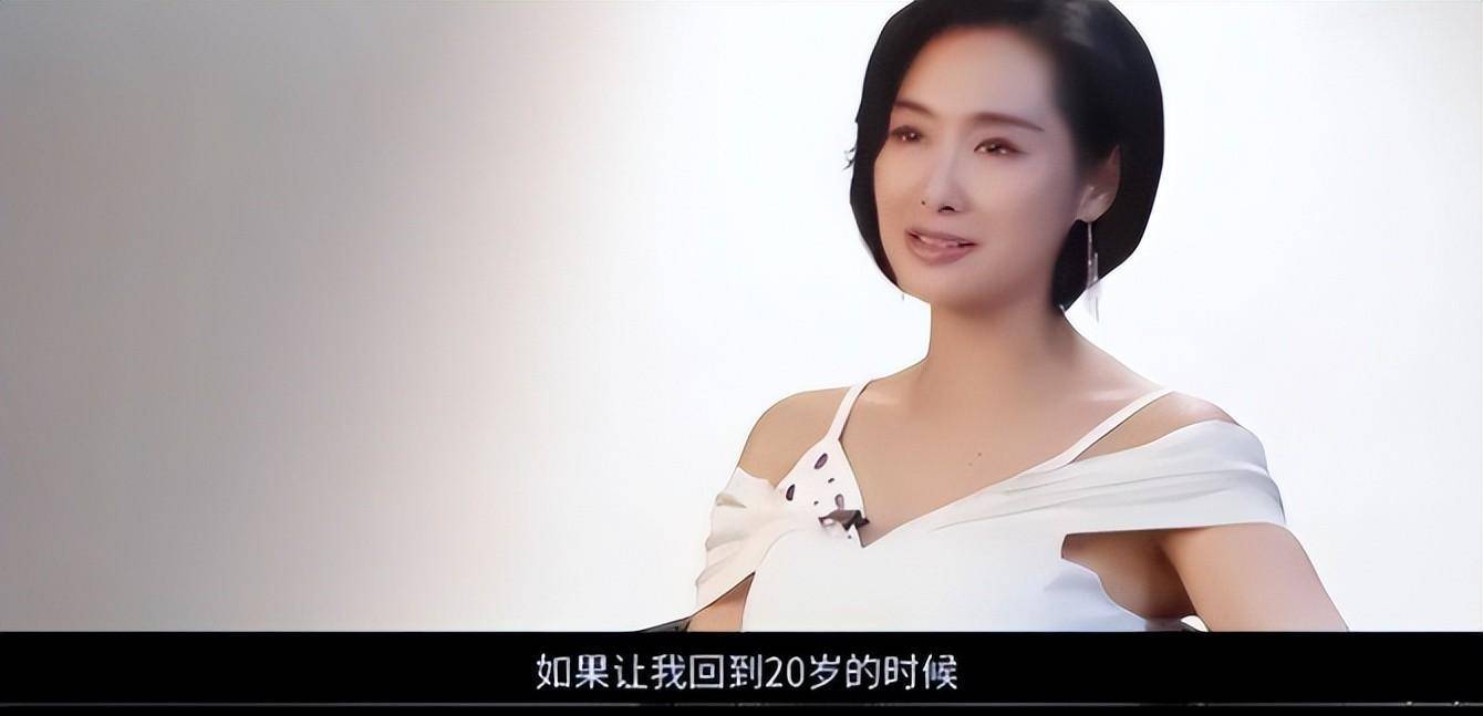 隐居深山老屋,开97年老车,被黄贯中宠爱的朱茵,活得比谁都自在_周星驰