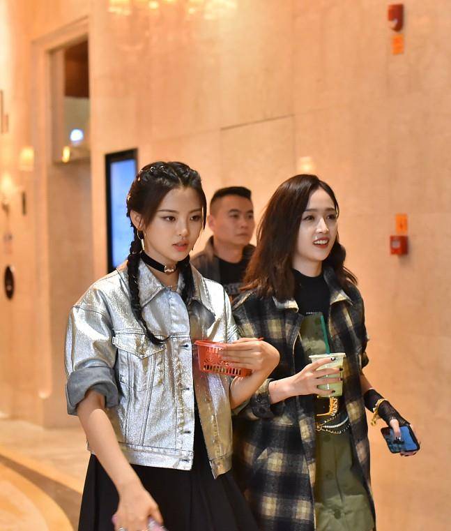 杨超越和吴宣仪真的很可爱了,选择的外套都是酷酷的,看着很青春_服装
