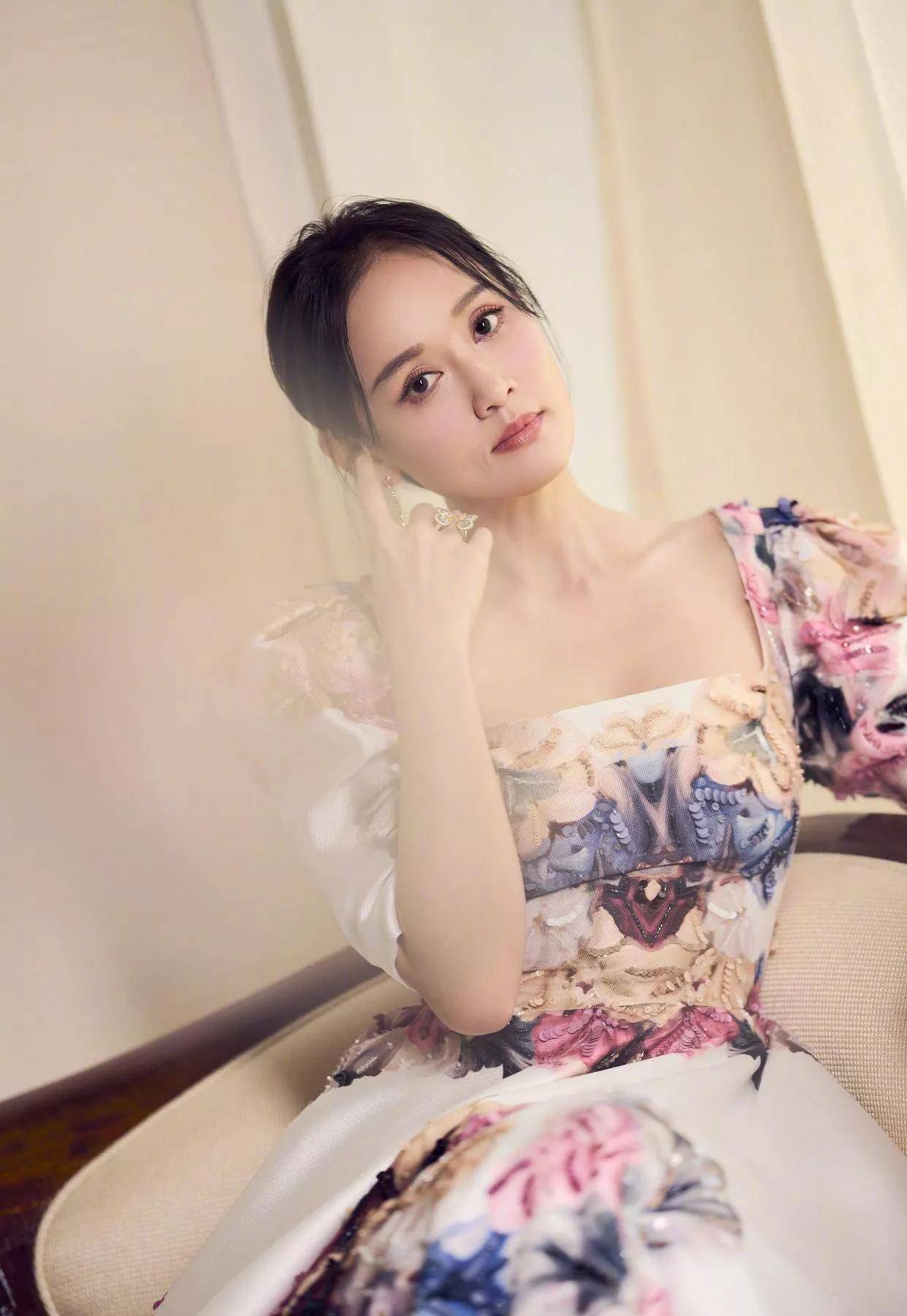 陈乔恩晒美照让人百看不厌,时尚穿衣服真好看,回眸一笑很太迷人_娱乐