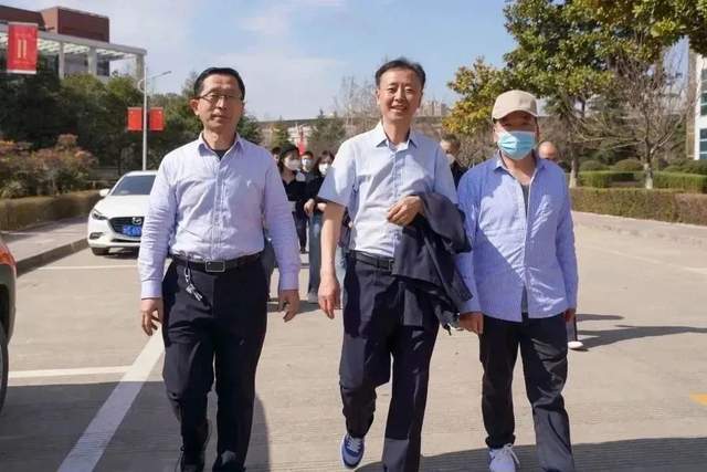 从体育场一起出发,走出学院南门,一路向南,途径八鱼镇淡家村,聂家湾