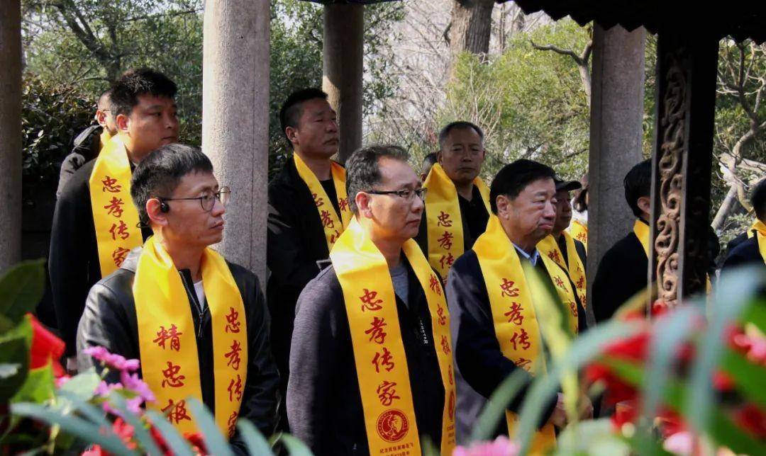 纪念活动现场,在岳飞34代嫡孙,青岛市岳飞思想研究会会长岳增光带领下