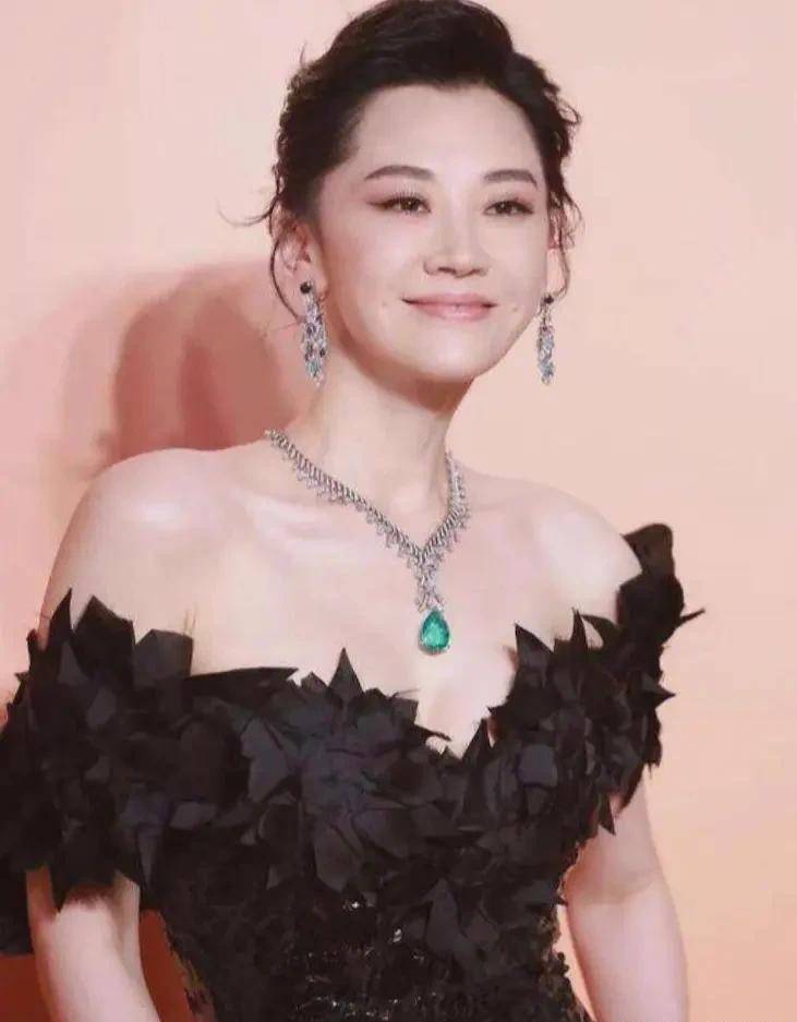 大美女许晴近照,身材清瘦高挑,宛如少女一般,55岁的她至今单身_刘波