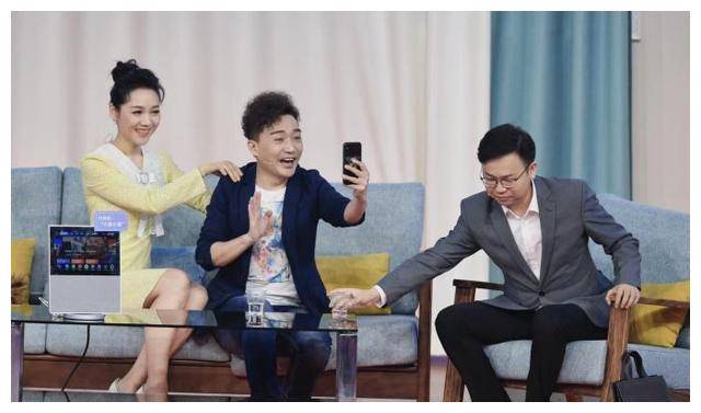 主持人周群神秘老公疑曝光,嘴凸牙龅身形高大,仨孩子都神似爸爸_朱军