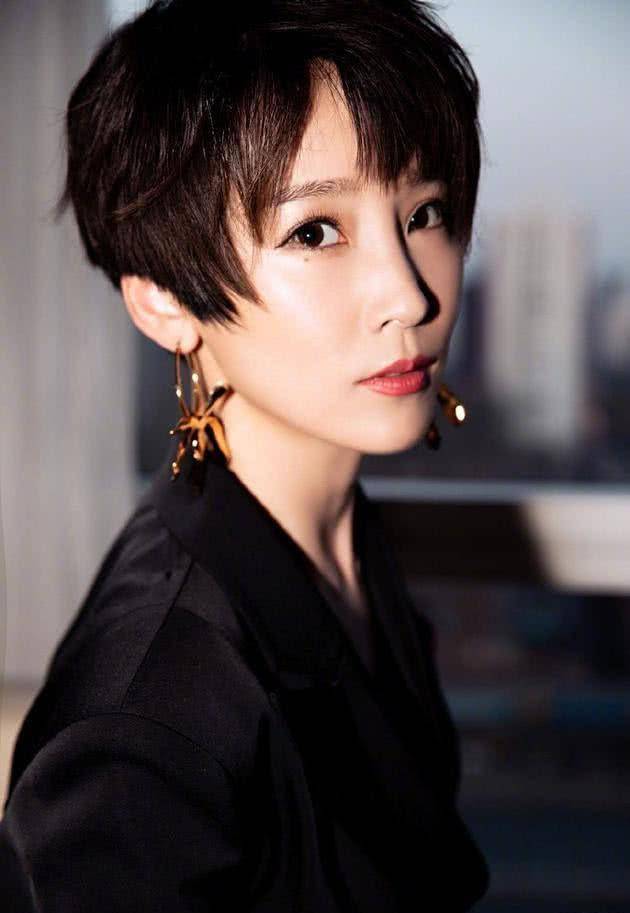 谢楠在微博中自嘲打扮是"老母亲的时尚",同时