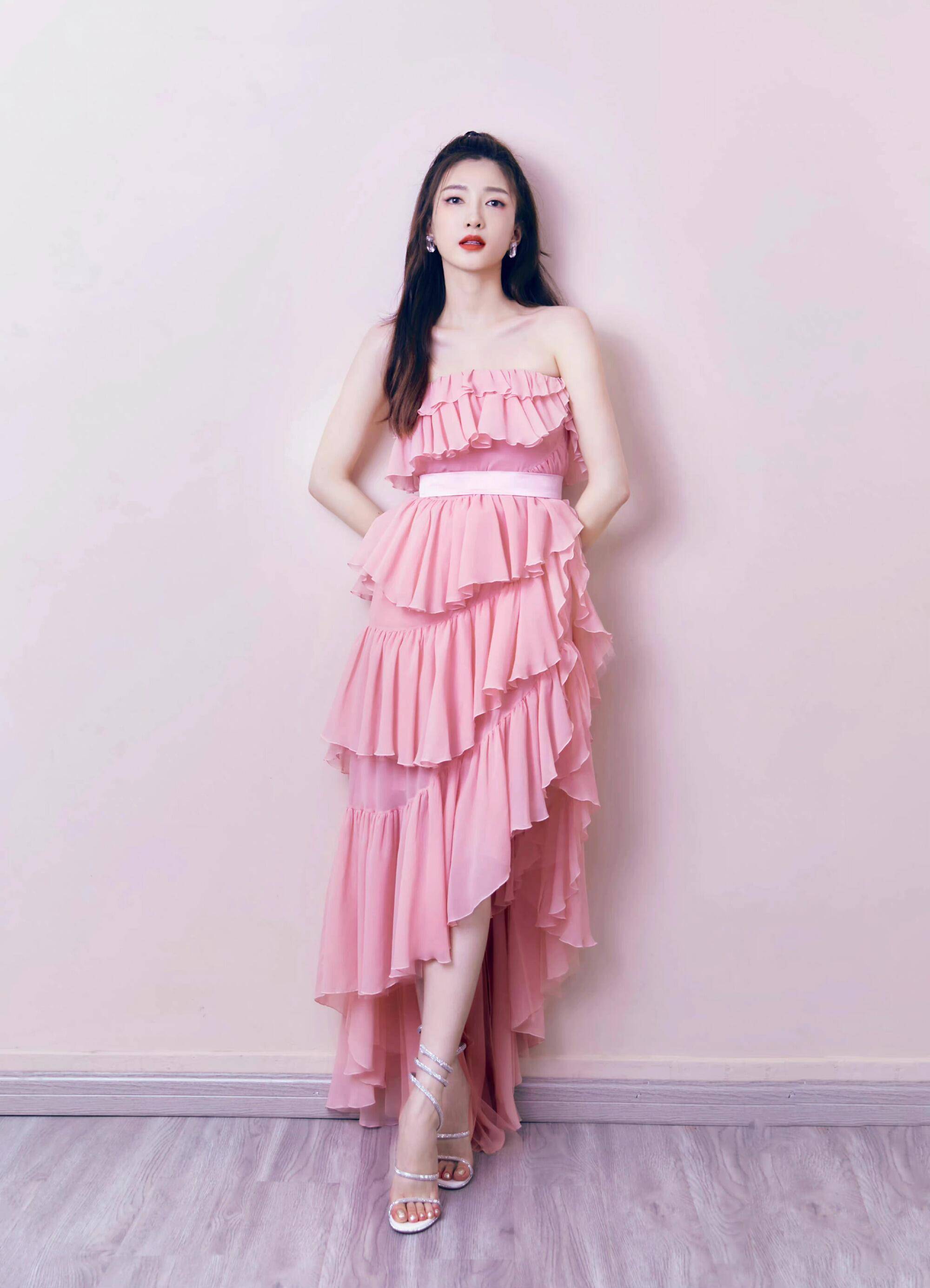 论"气质",我就服江疏影!连老土的粉裙也能轻松驾驭_造型_服装_女神