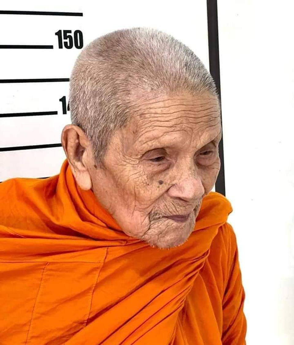 据了解,龙普因大师走红的原因主要是他已有106岁高龄,历经泰国五个