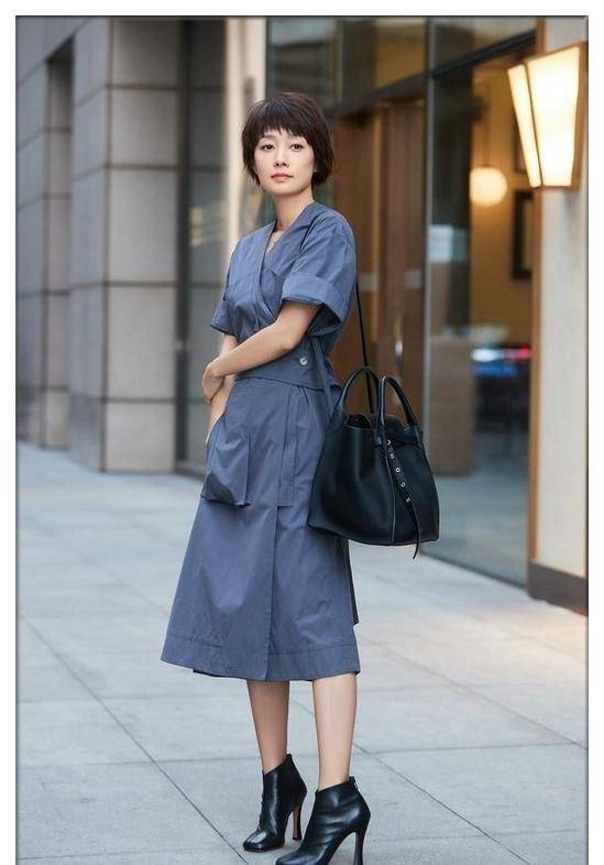 马伊琍华丽丽,随便穿衬衫裙也能美,网友:气质很关键!