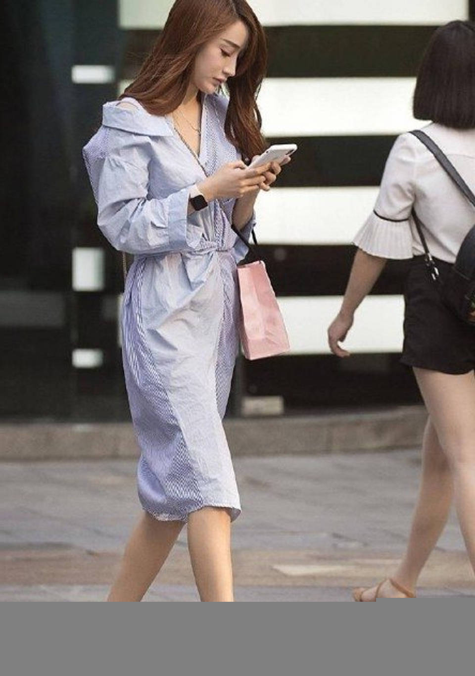 路人街拍,女子穿合身的连衣皮裙,显得青春又富有活力_白色_造型_衣服