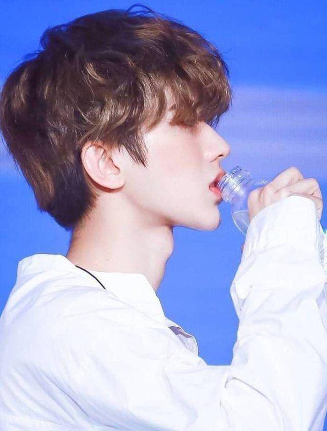 有种男人味叫蔡徐坤的喉结,喝水时就能看到,网友:"硬汉"!