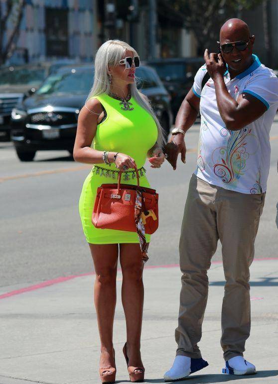 当天,索非亚·维加斯(sophiavegas)现身街头,她身穿荧光色的连身裙看